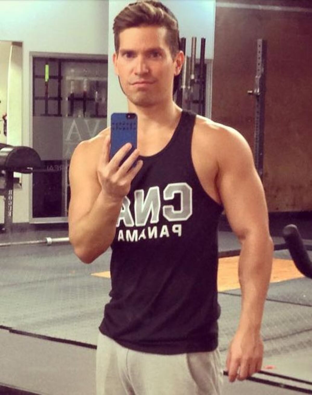 Guillermo Rentería recibe la bandera del 4 de noviembre