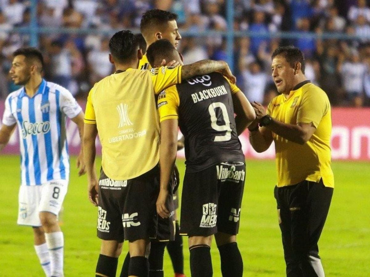 El panameño Blackburn rompe en llanto en pleno programa de televisión