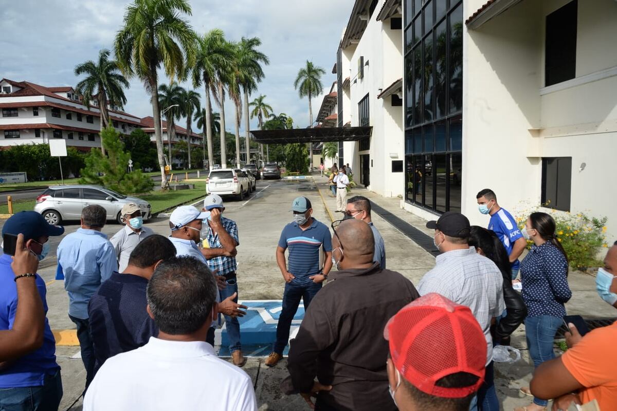 Subcontratistas reclaman pagos a empresa que se declaró en quiebra. Video