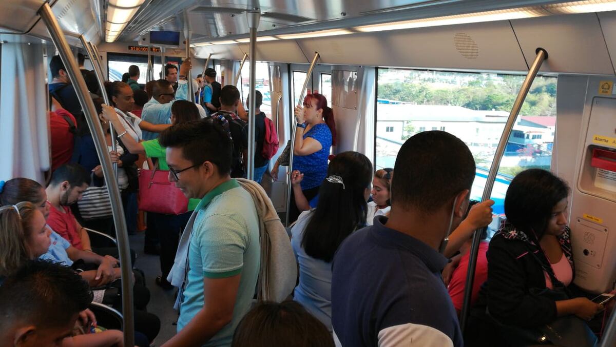 Unos ríen y otros lloran por la Línea 2 del Metro. Esto es lo que sucede 