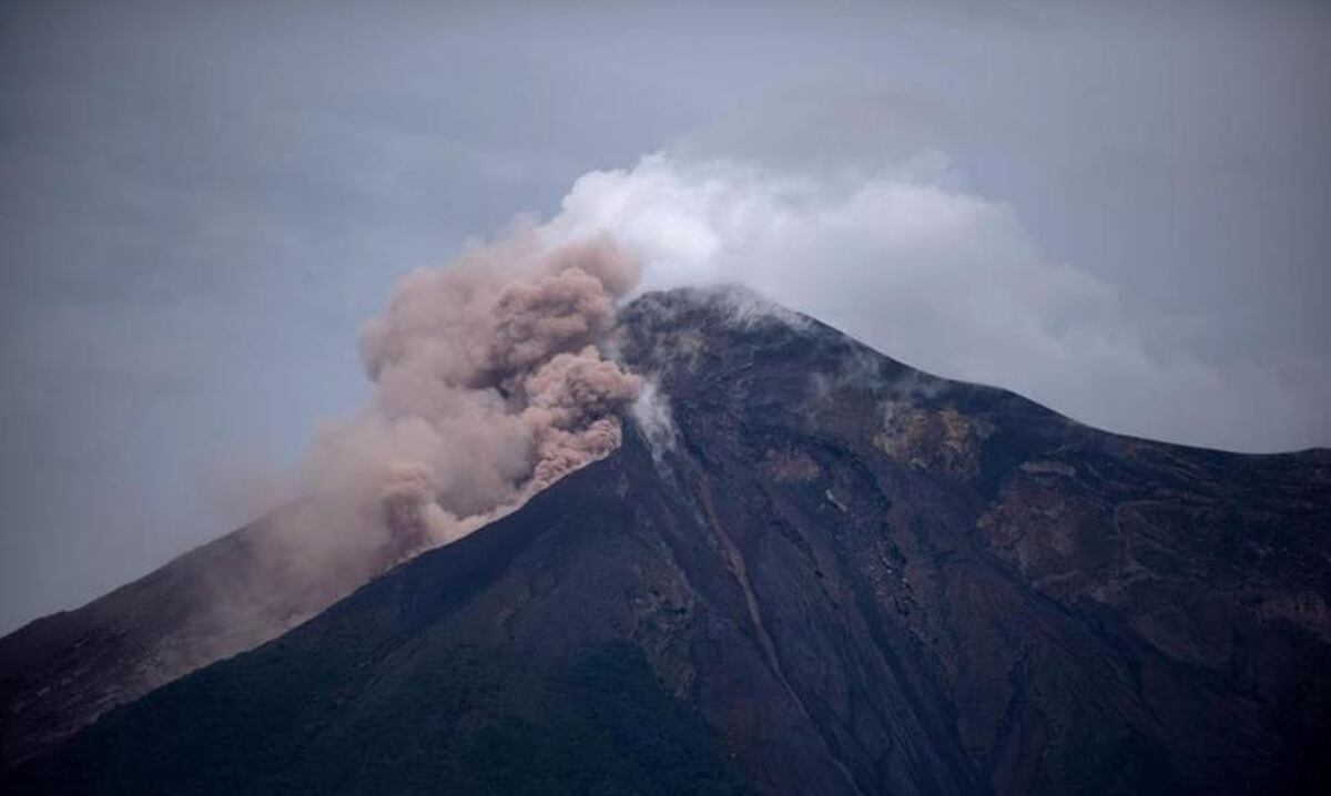 El volcán de Fuego de Guatemala se vuelve a reactivar y hace su cuarta erupción