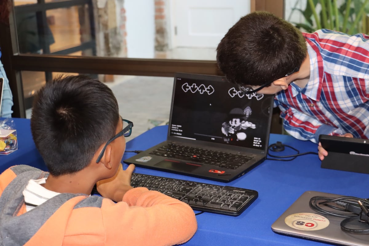 Más de 200 niños cambian las vacaciones por tecnología y programación