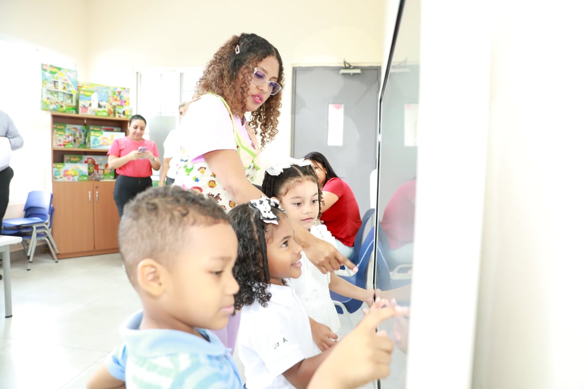 De jugar a programar: así aprenden niños panameños con robots desde los 3 años