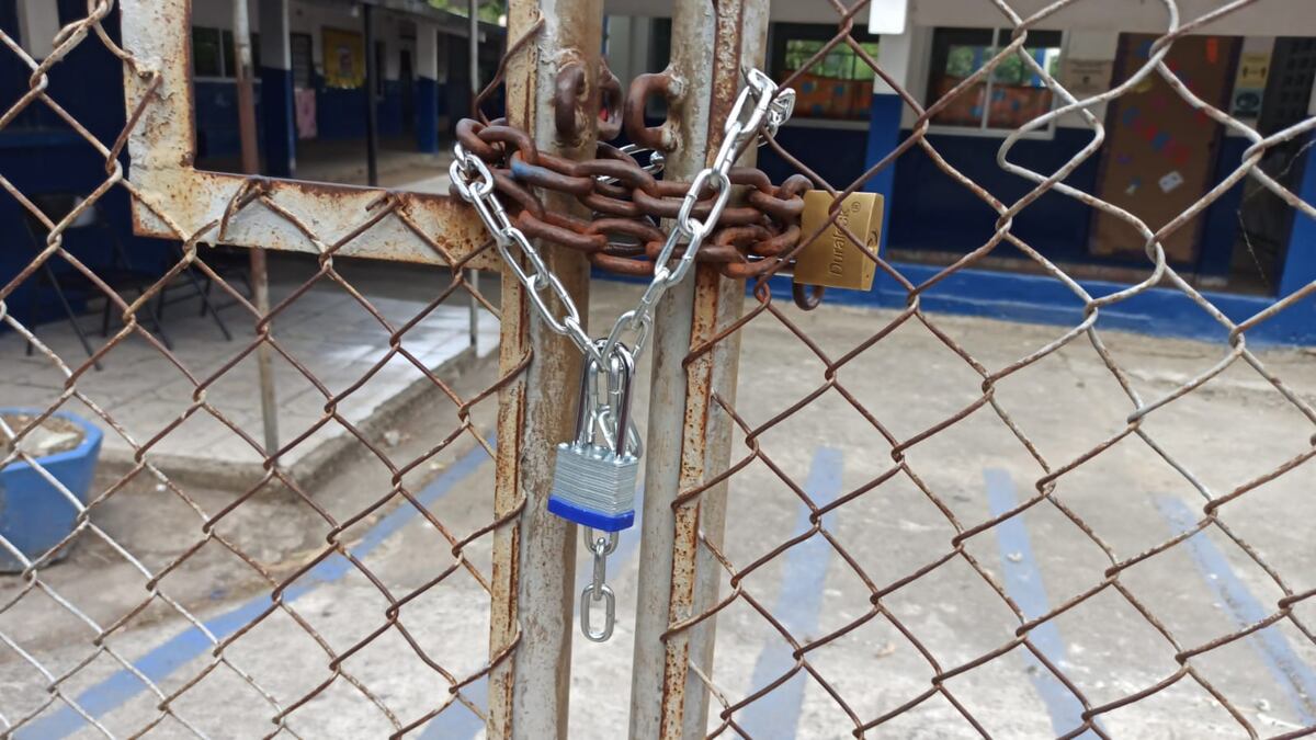 Padres de familia de la Escuela Bilingüe Sur protestan, piden trabajadores manuales