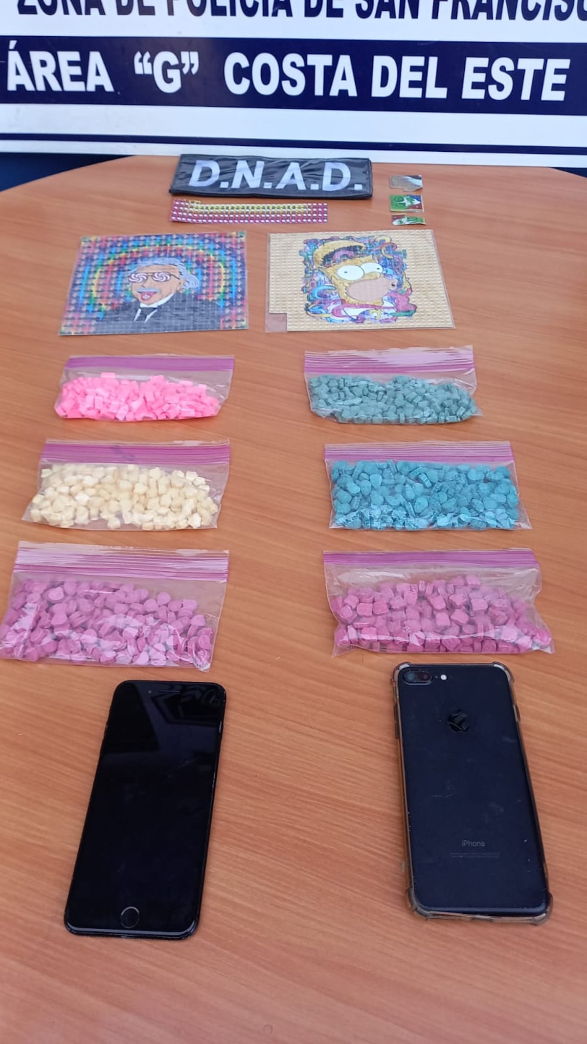Tenían a Homero Simpson repleto de droga. Descubren pastillas de colores preñadas en éxtasis y LSD