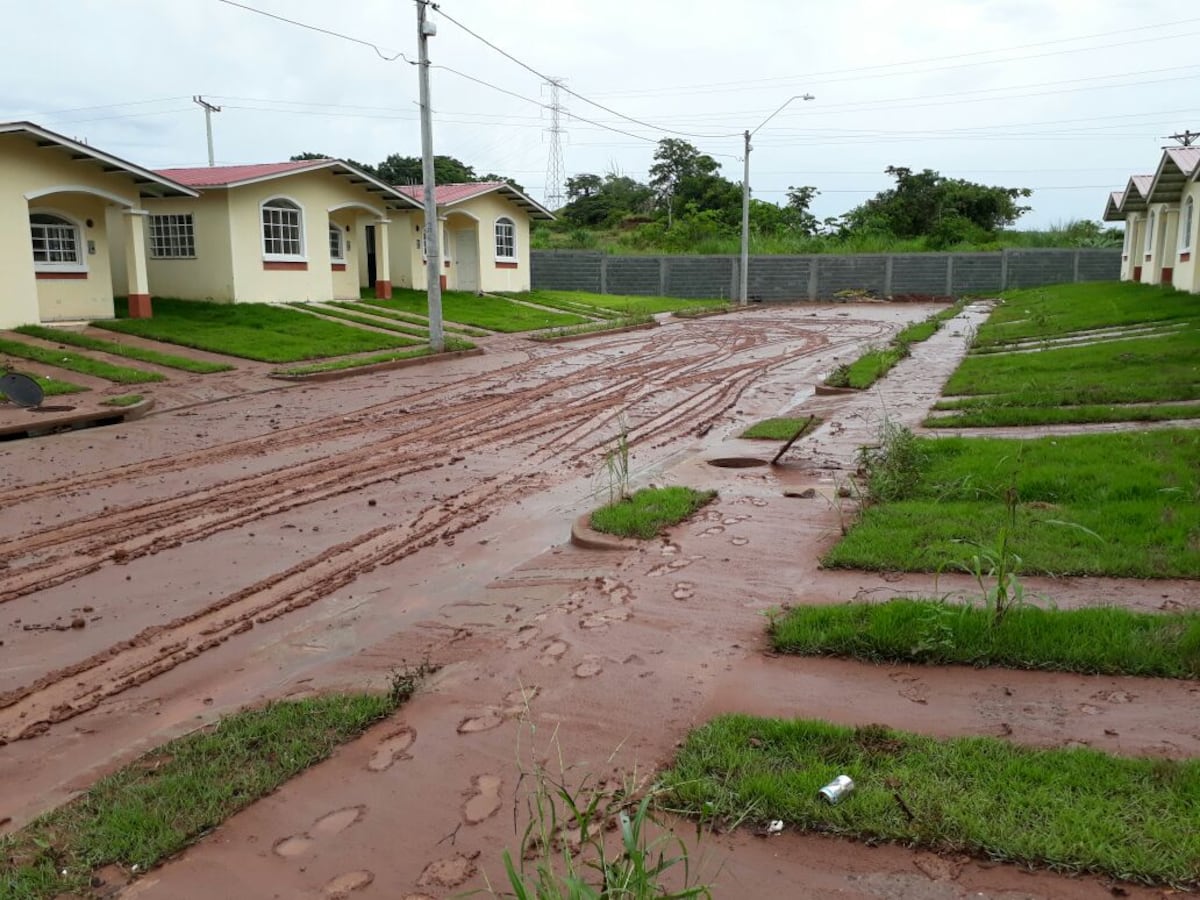 LLENOS DE LODO. Residentes de Valle Hermoso no pueden con las lluvias