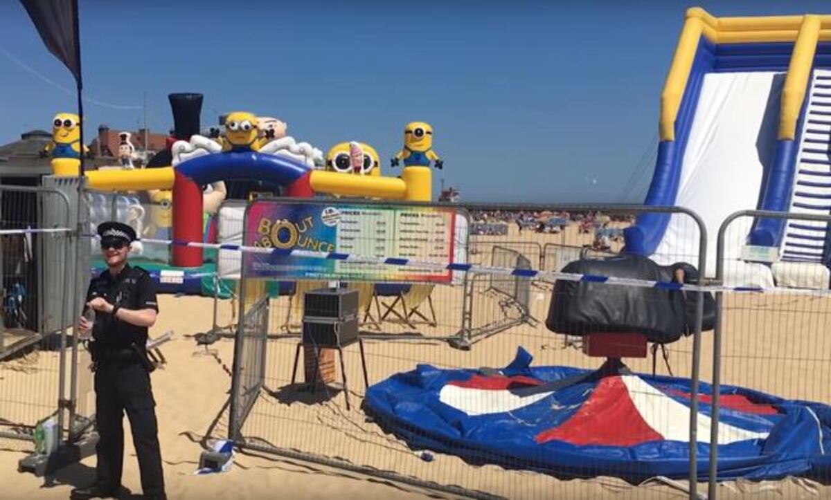Niña muere de un infarto al ser expulsada en una playa por un castillo inflable