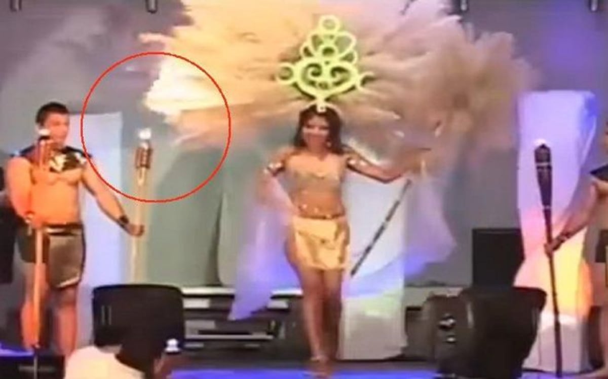 Tragedia rondó a una reina en pleno escenario, su tocado de plumas se prendió