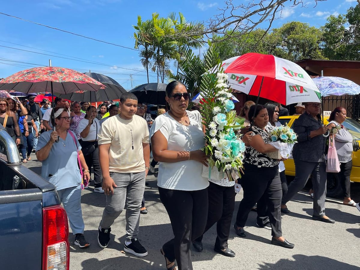‘No podrá estar en mi graduación, pero me cuida desde el cielo’: el último adiós de un nieto a Eusebia, la dama de aseo que murió en su deber