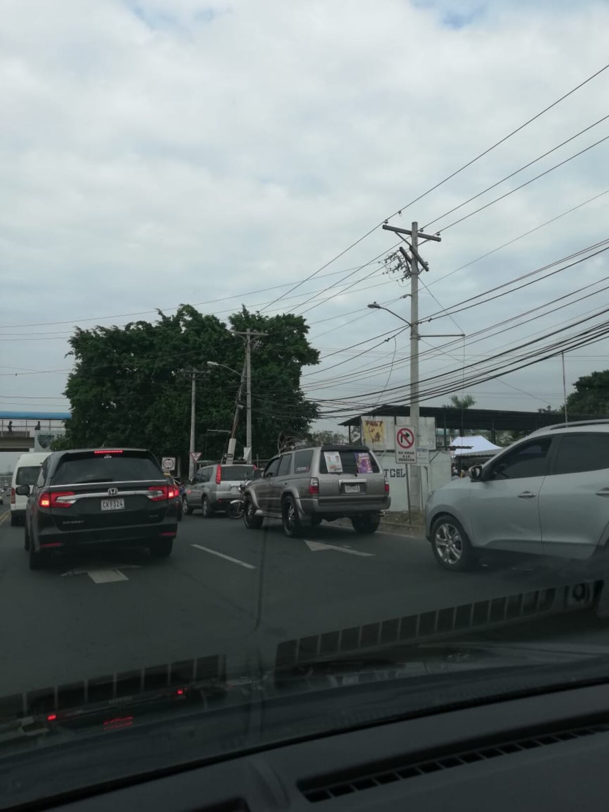 Tranque cerca de los centros de votación. Panameños caminan para llegar a tiempo a ejercer su derecho