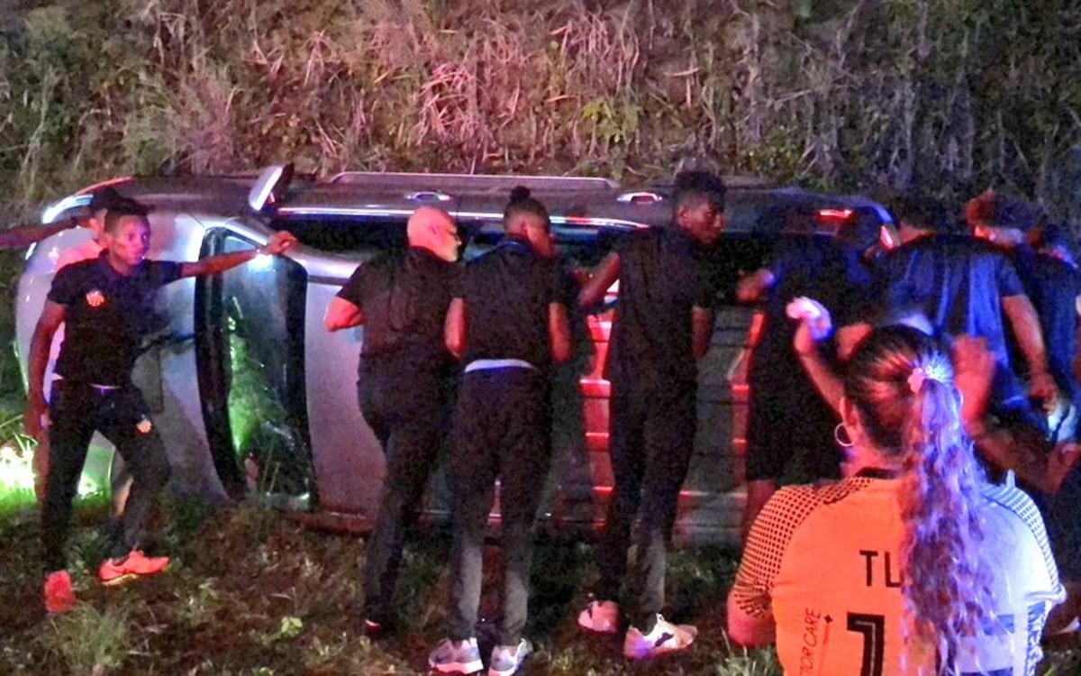 Futbolistas del CAI atienden a persona que se volcó en la autopista