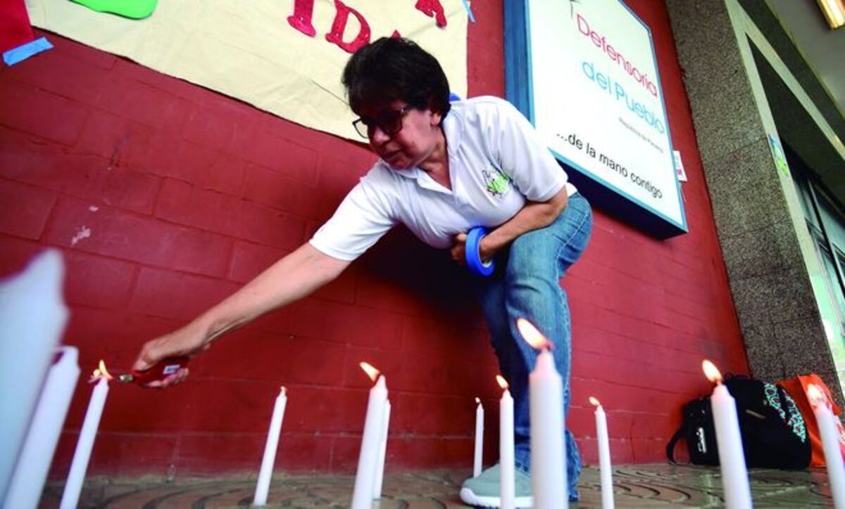 Colombianos claman solidaridad  frente a la Defensoría del Pueblo 