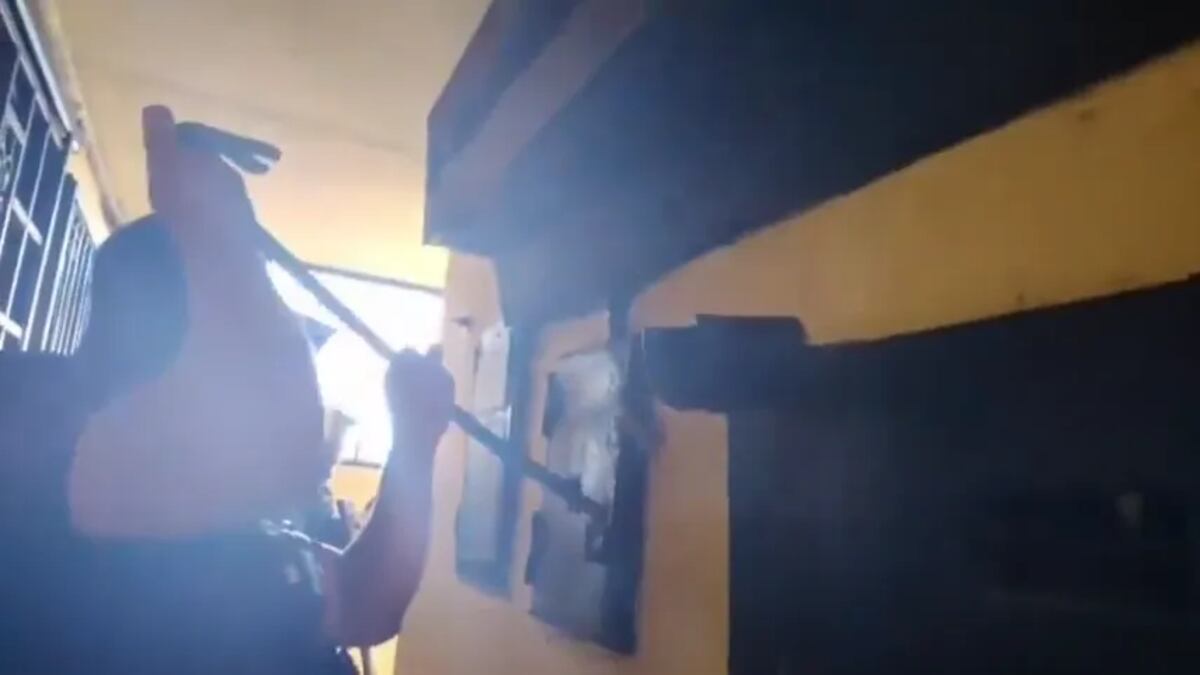 ¡Medidor armado! Policía halla pistola y municiones escondidas en caja de luz en Colón