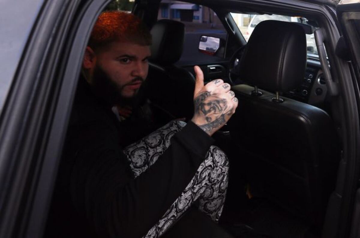 (Fotos) Le dan casa por cárcel a Farruko y debe utilizar grillete electrónico