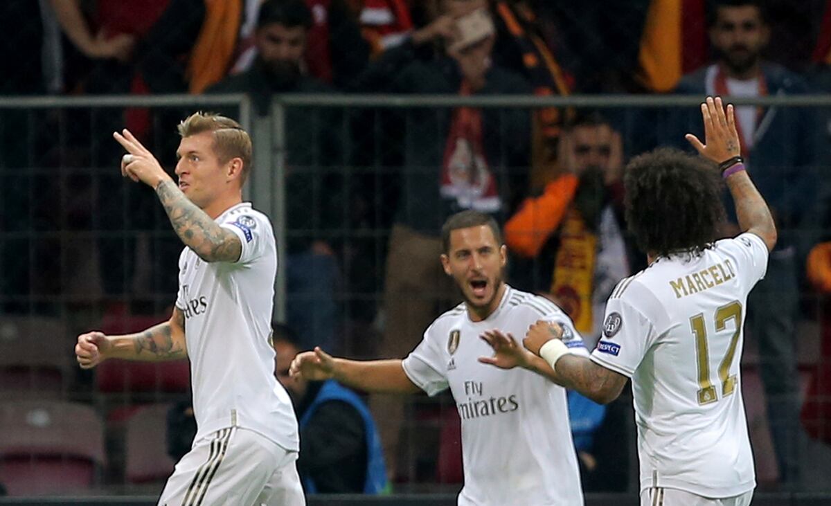 Kroos le salva el cuello a Zindane y el Madrid gana en Turquía