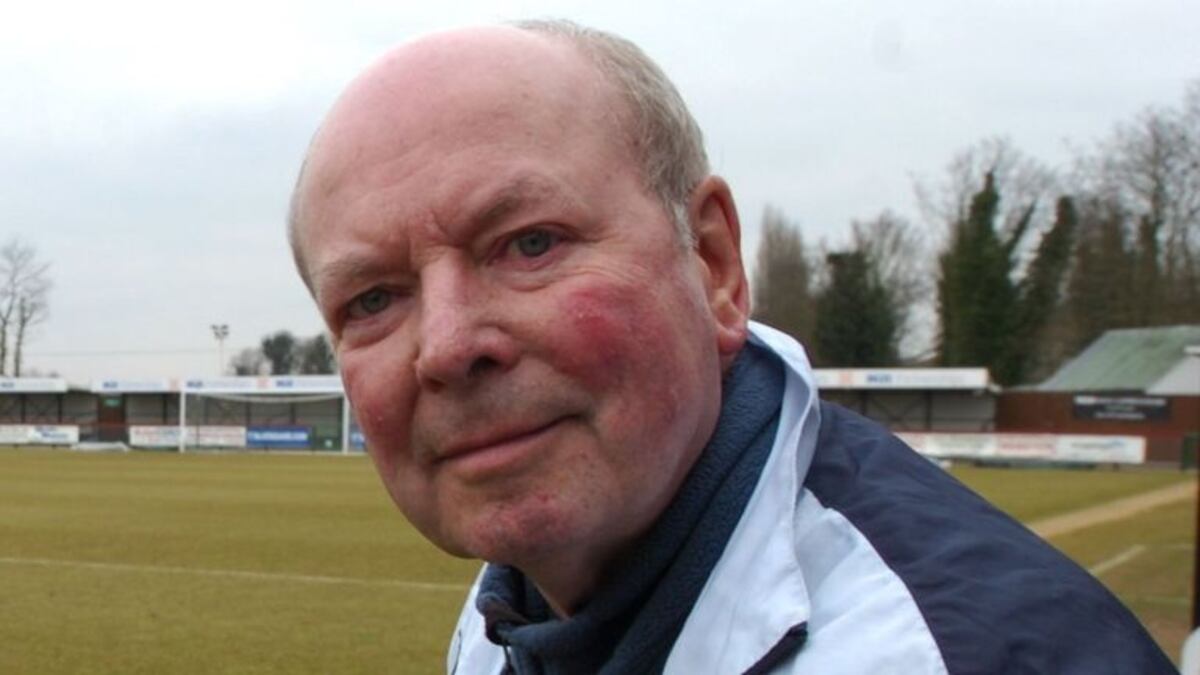 Exentrenador inglés acusado de abuso a menores muere en accidente de auto