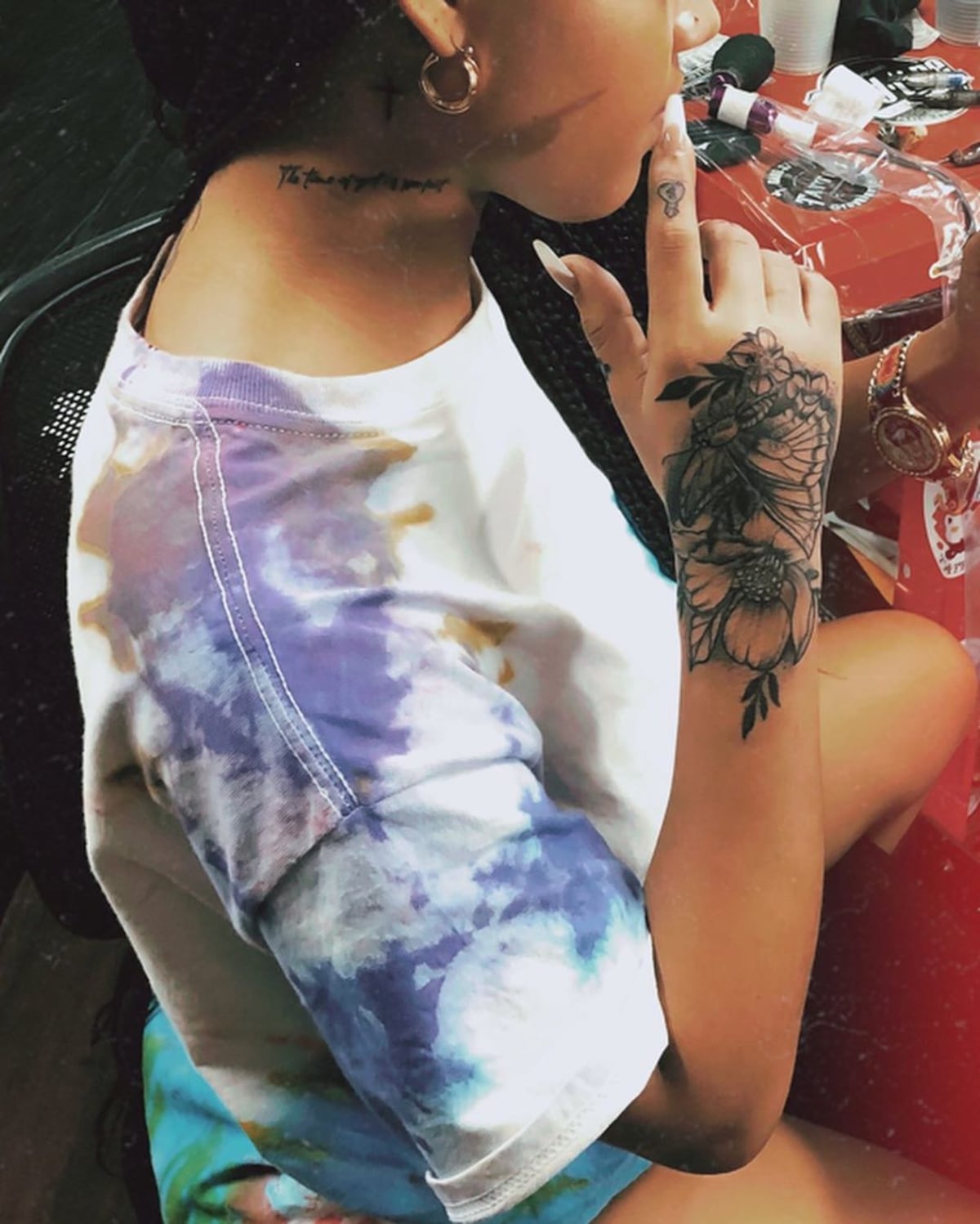 Piden 'Open Engli**’ con ella. El tatuaje de Anyuri que está mal escrito y la dejó en ridículo