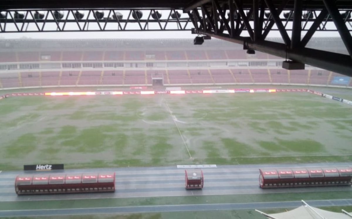 ¡Qué piscina! Cancha del Rommel se inunda a horas del Panamá-Ecuador