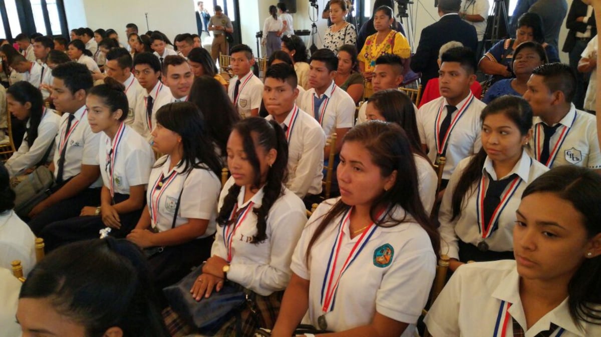 ¡BIEN CHICOS! El Gobierno premia a buenos estudiantes con computadoras