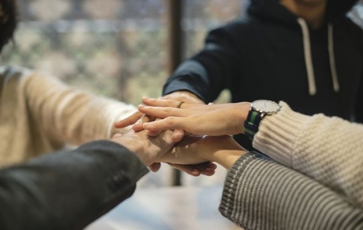 ¡Súper poderosas!: 6 mujeres alzan un todoterreno para liberar a un hombre