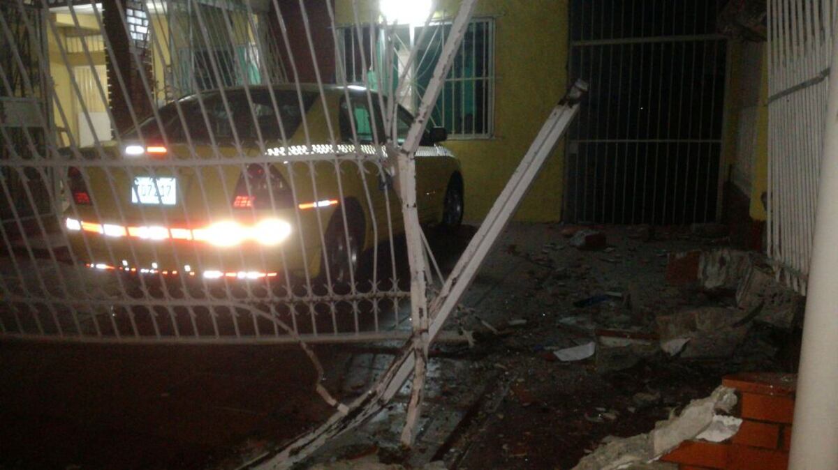 LO ÚLTIMO: 'La Araña' Vásquez se choca en un busito | VIDEO