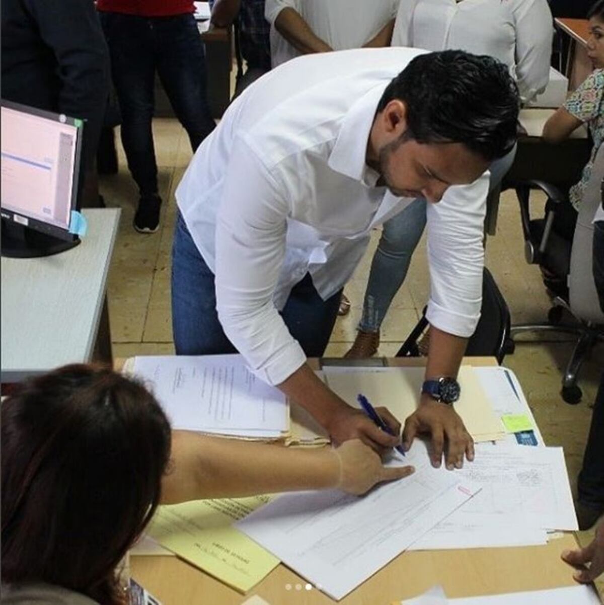 Expresentador de TV se lanza a diputado. Castalia y Taysha le apoyan