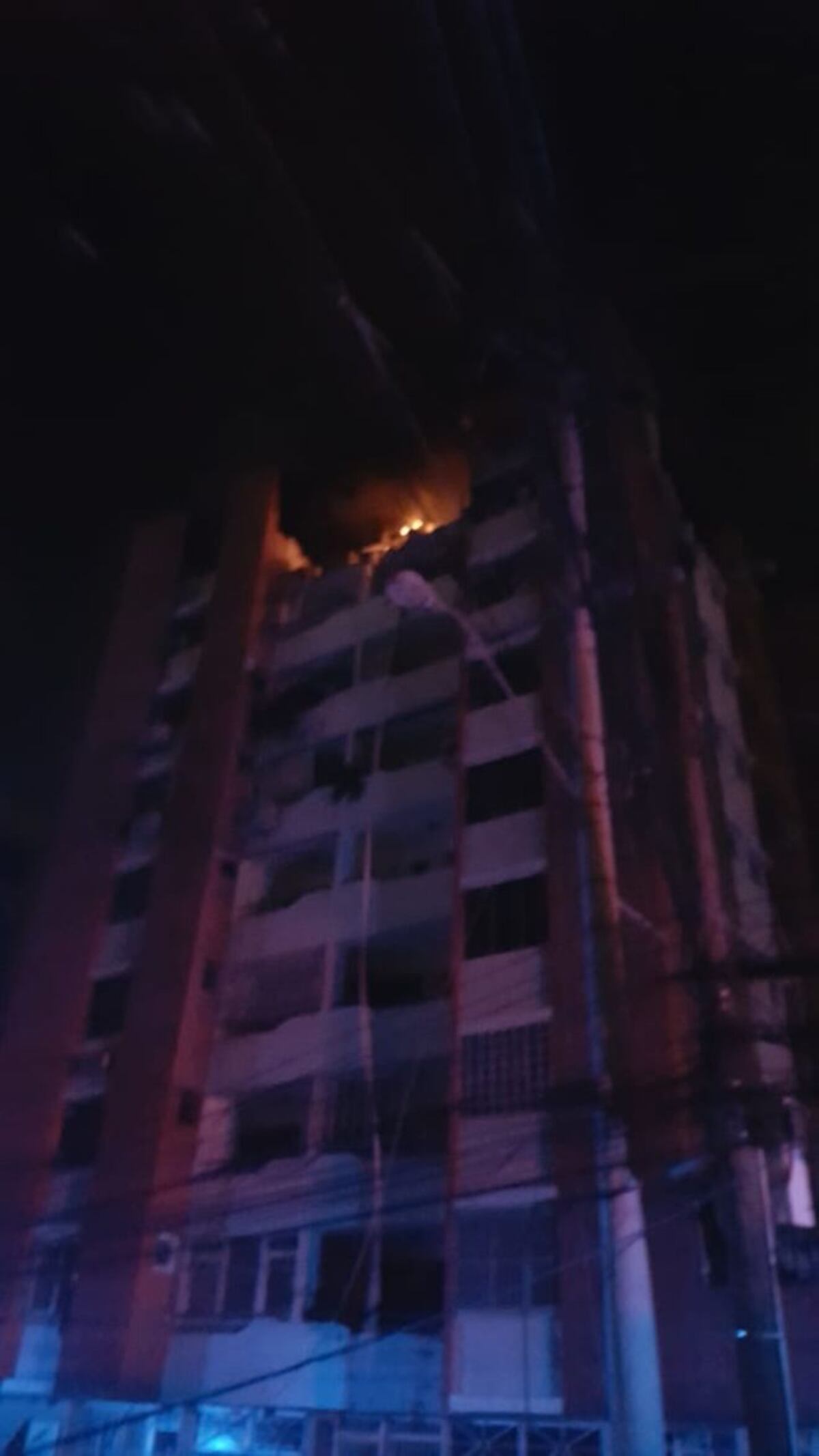 Explosión en Carrasquilla.  Incendio en edificio no fue por un rayo