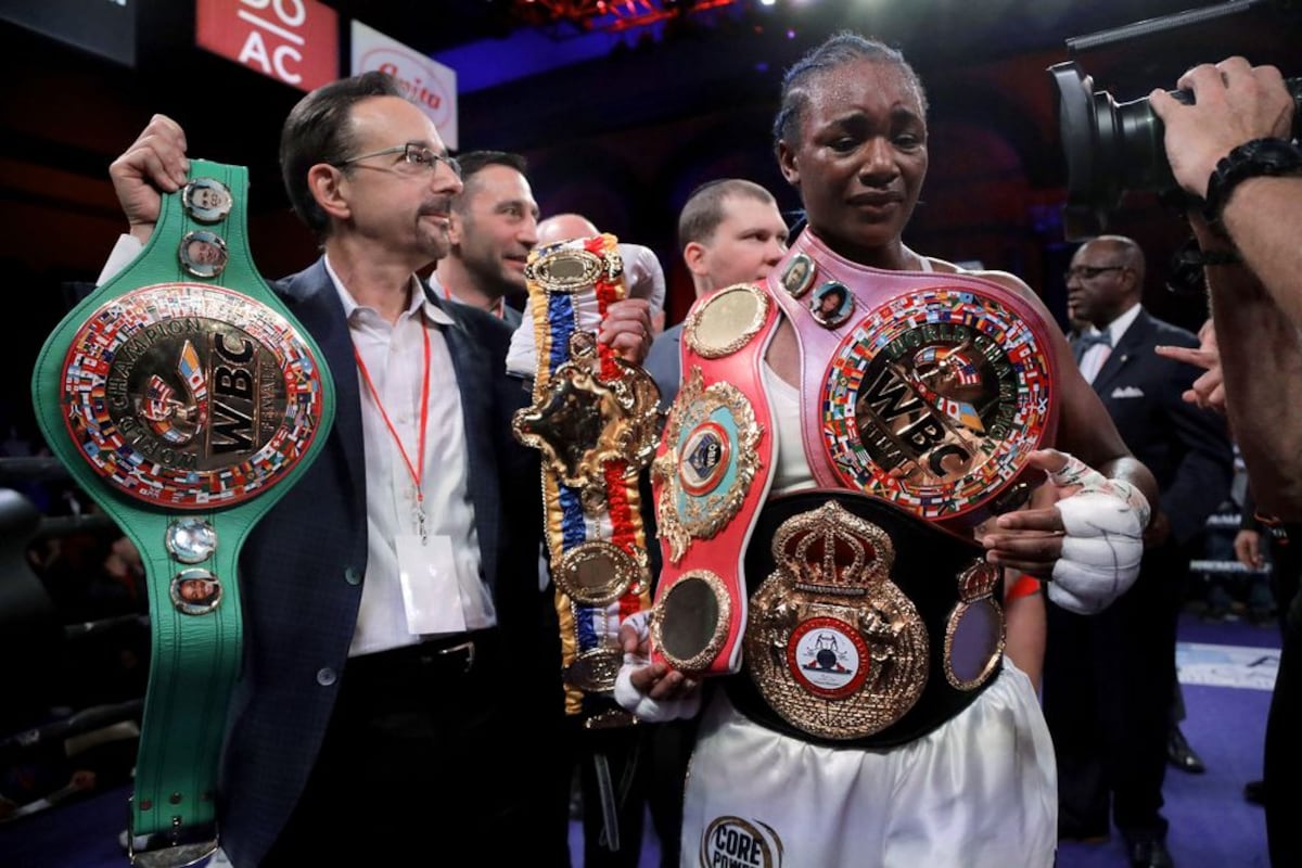 Gringa le da una puñera a alemana para arrebatarle sus fajas