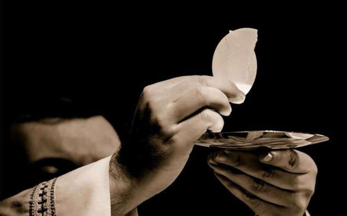 Dejan caer la Eucaristía en Misa y la reacción de este sacerdote se hace viral