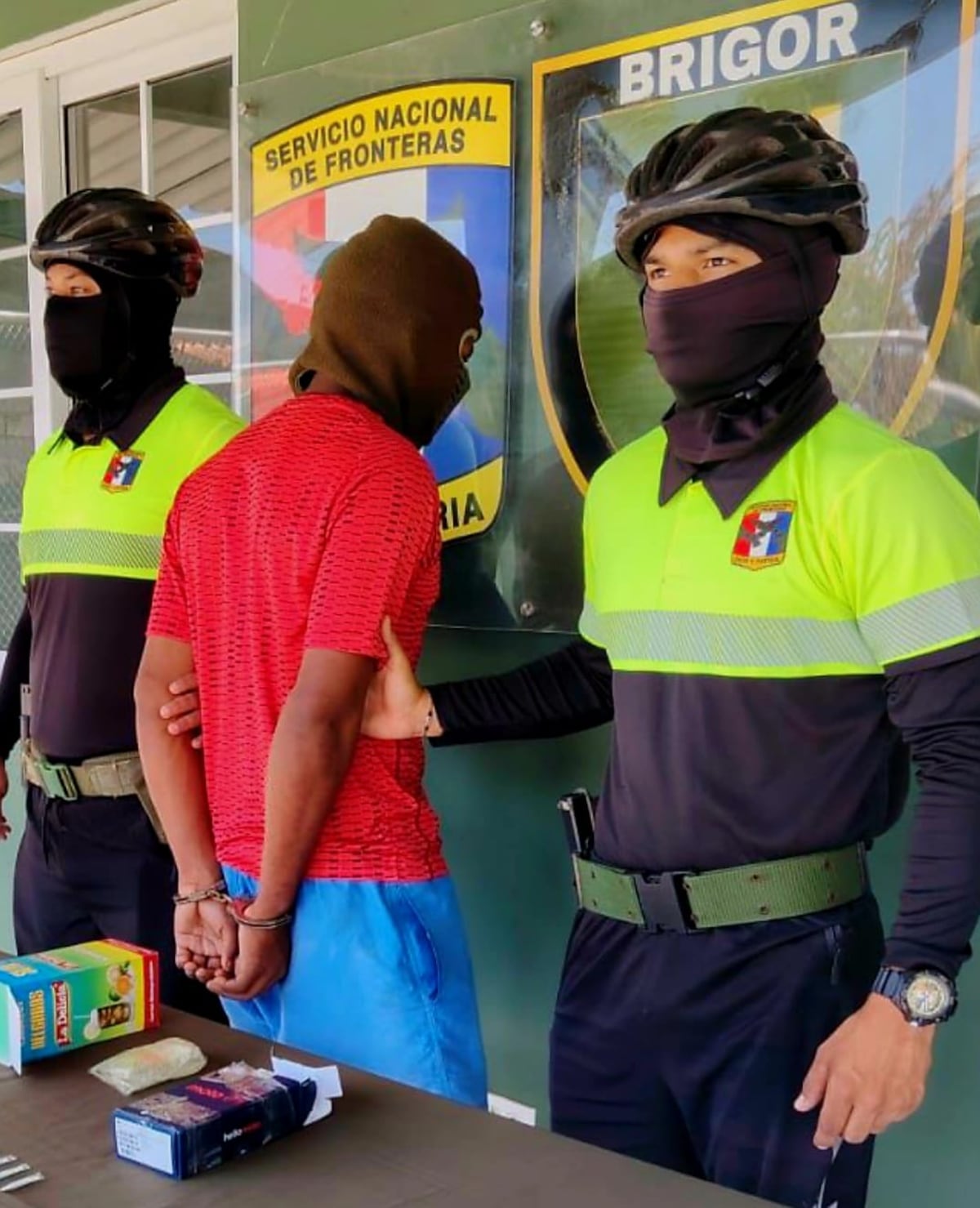 Senafront incauta 110 mil cigarrillos y detiene a sospechoso por presunta cocaína