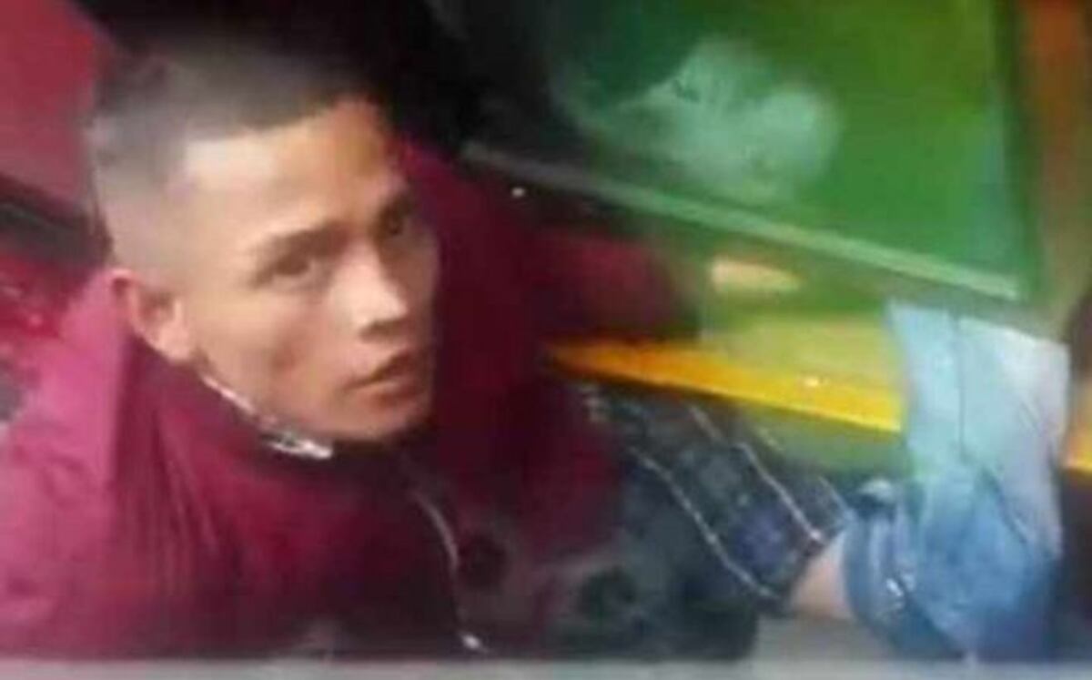 Por tratar de escapar, presunto ladrón deja hasta los pantalones| Video 