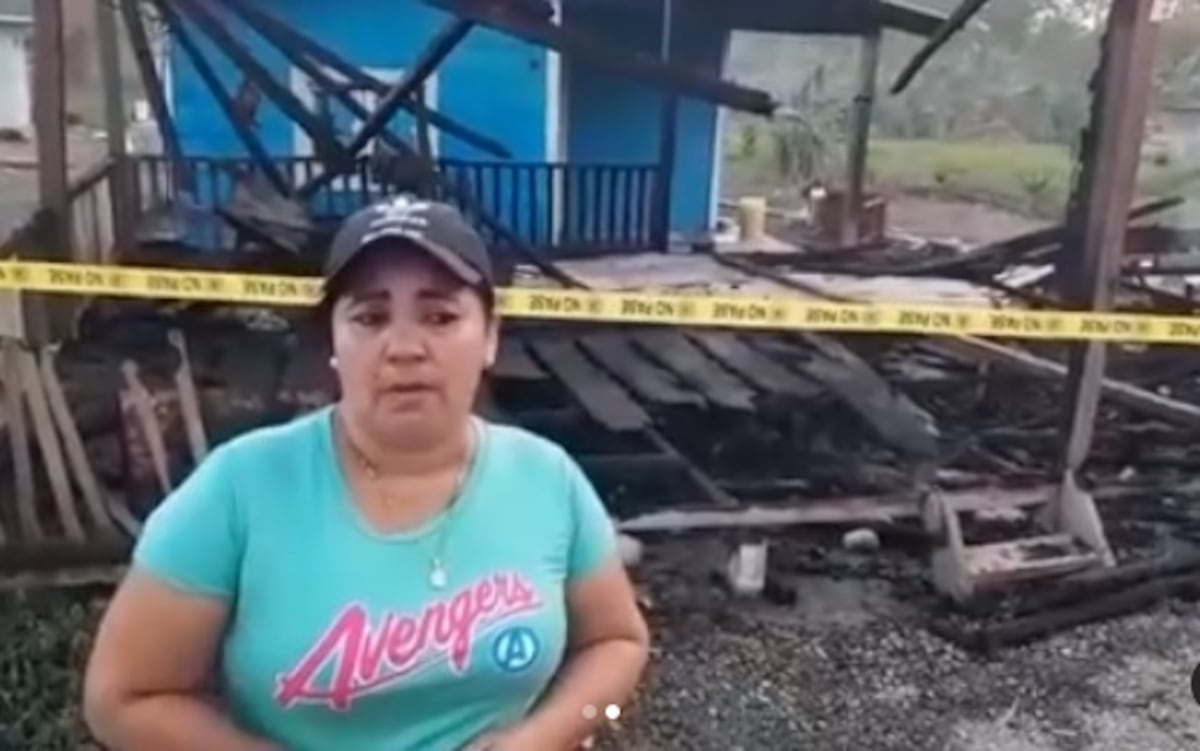 ‘Él me tiene amenazada... tengo las notas de voz’. Mujer asegura que su ex le quemó la casa. Video