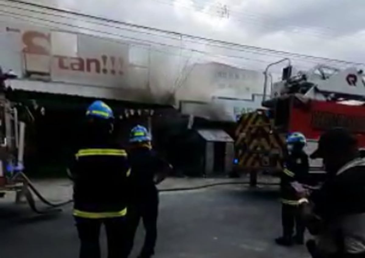 Se quema una farmacia y botánica en calle 13 Río Abajo