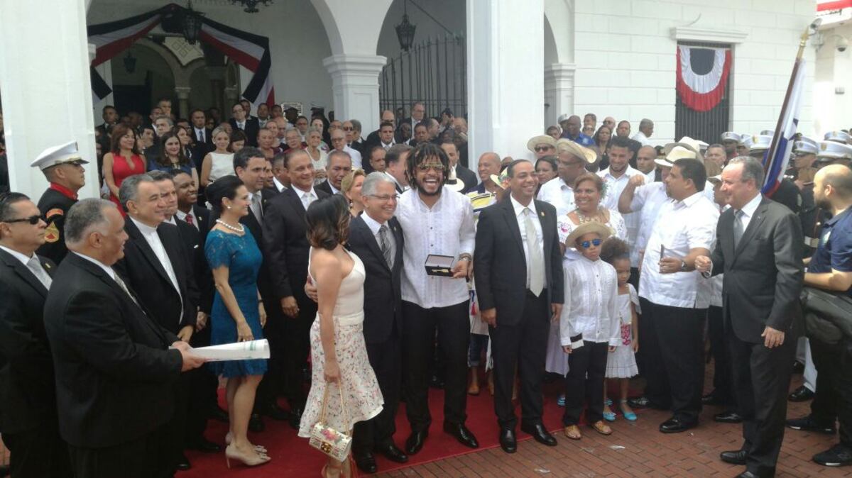¡Héroe panameño! Román Torres recibe la bandera y las llaves con mucha humildad 