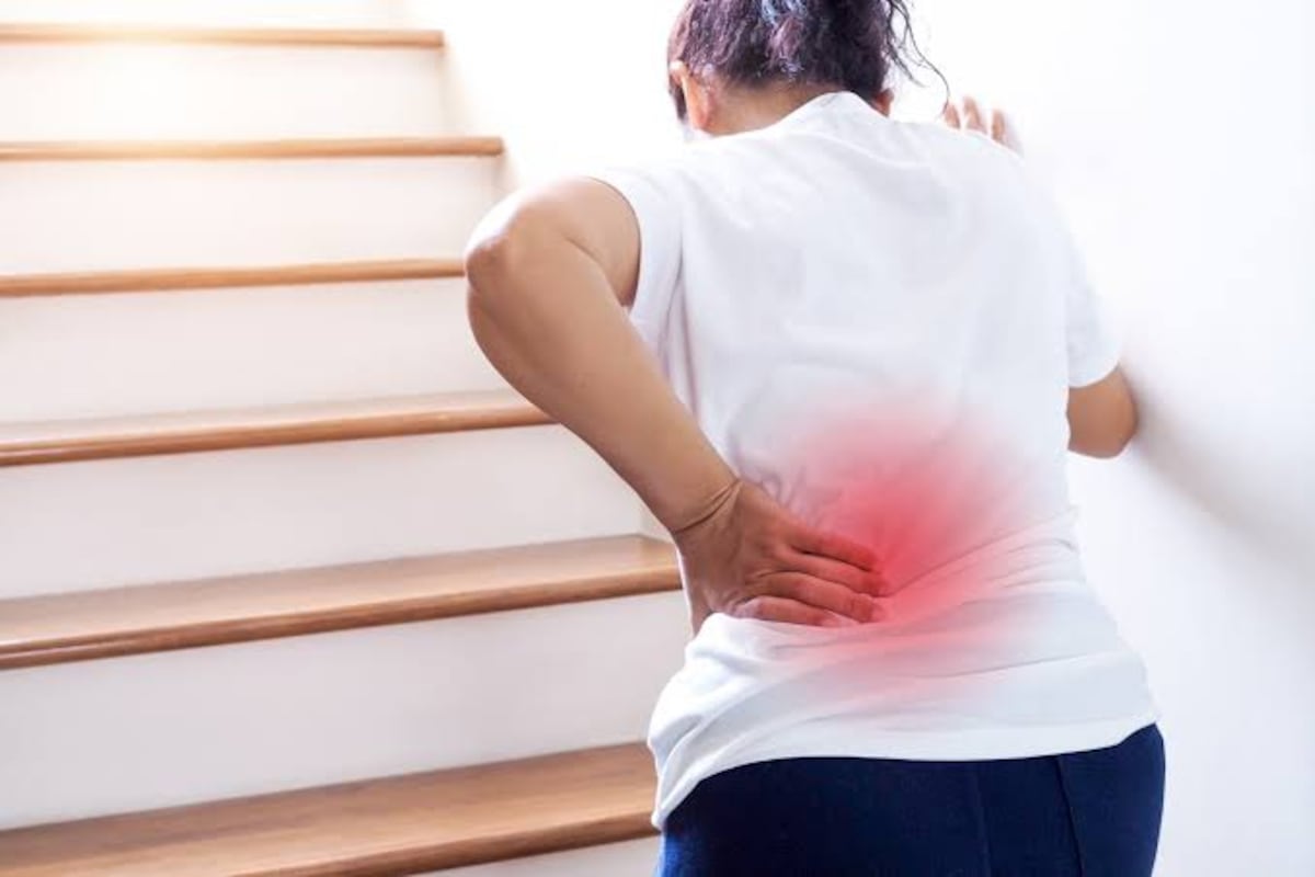 ¿Muchas horas sentado y dolor de espalda? La torsión sentada que invita a cuidar la espalda sin forzarla