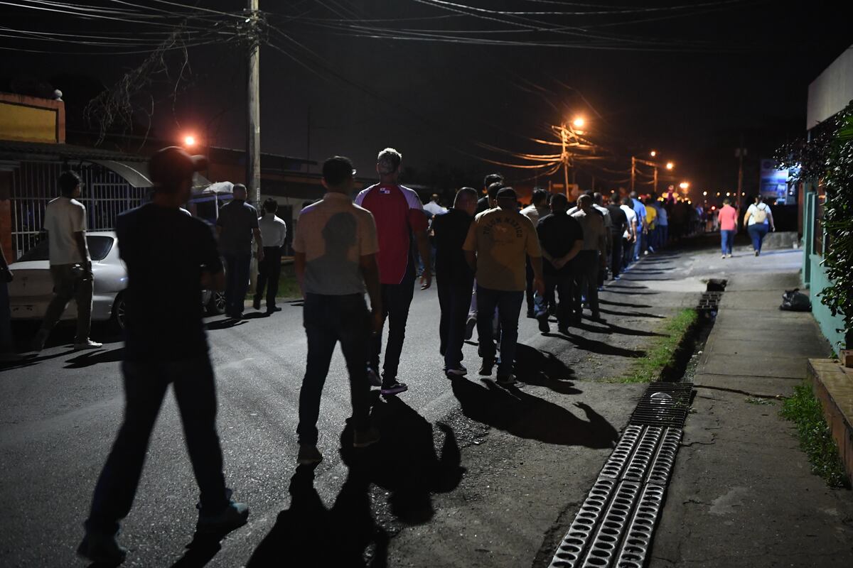 Tradición viva en el Casco Antiguo: Feligreses recorren las 7 iglesias  