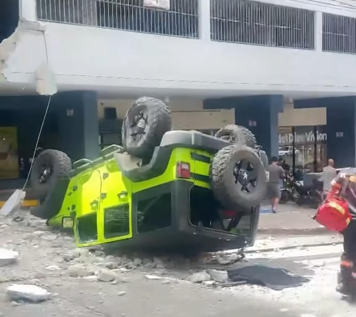 ¡Milagro en Pueblo Nuevo! Hombre sobrevive tras caer con su auto desde un edificio