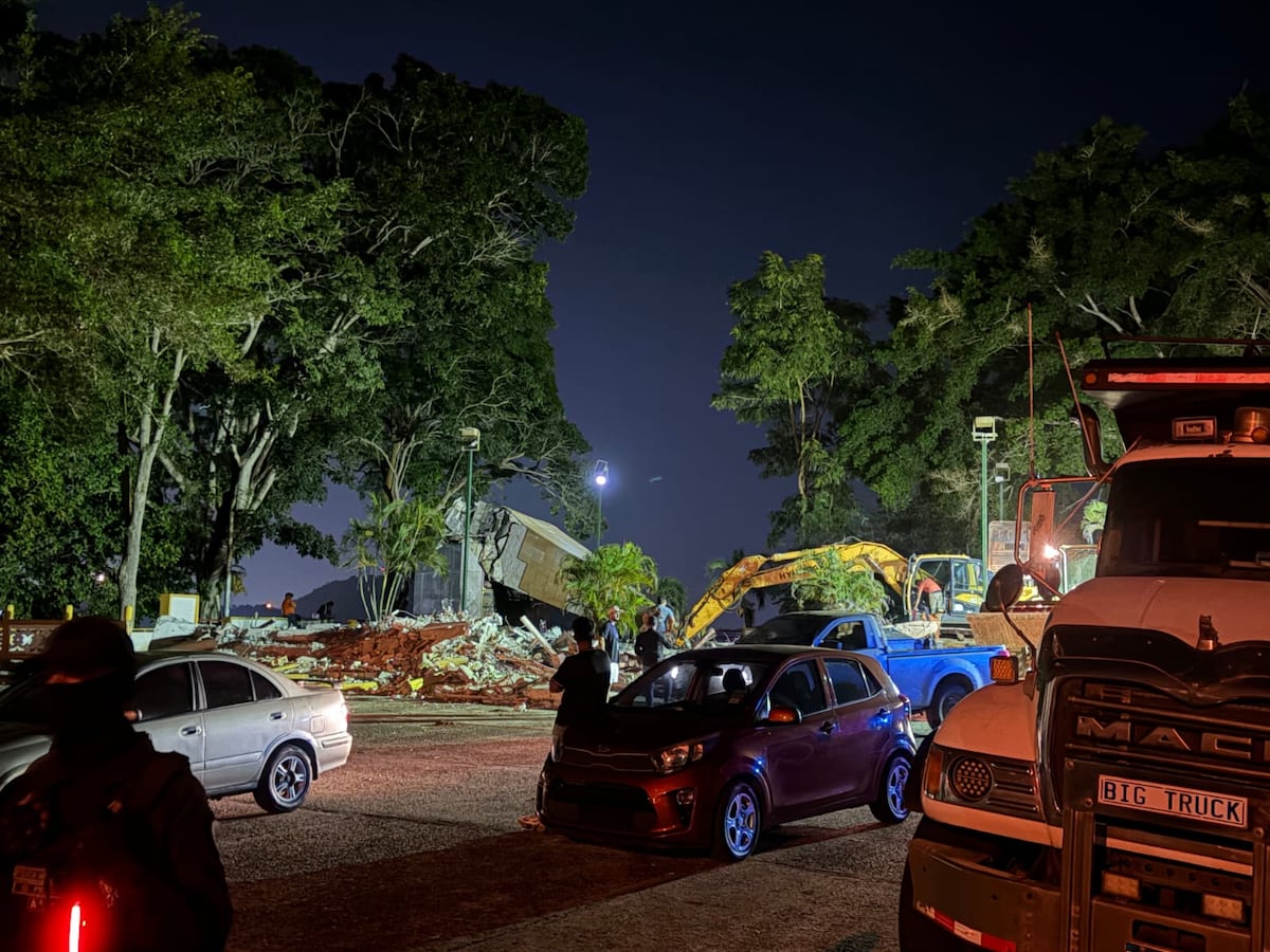 Llegaron tarde: la noche en que cayó el monumento chino del mirador en el Puente de las Américas 