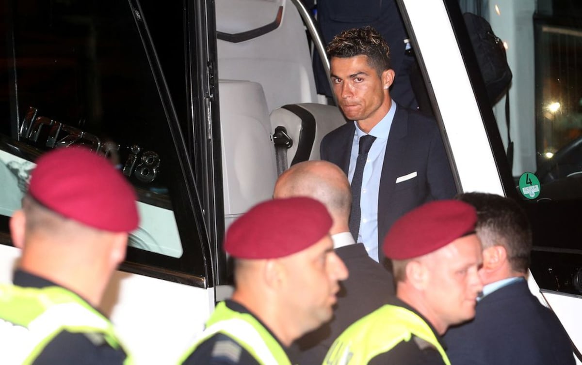 Liverpool y Real Madrid aterrizan en Kiev; mira las imágenes de ambos clubes