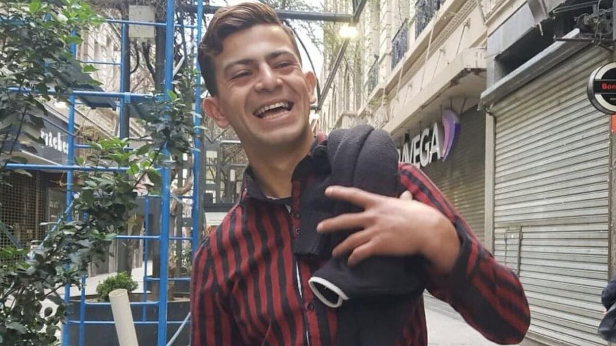 Un joven le llevó a dueña de un local su curriculum a mano y este se hace viral