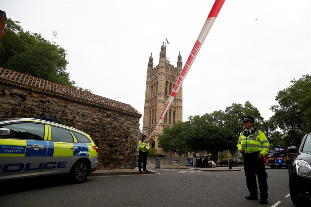 Temor en Inglaterra. Hombre atropella a varios y se estrella contra Parlamento