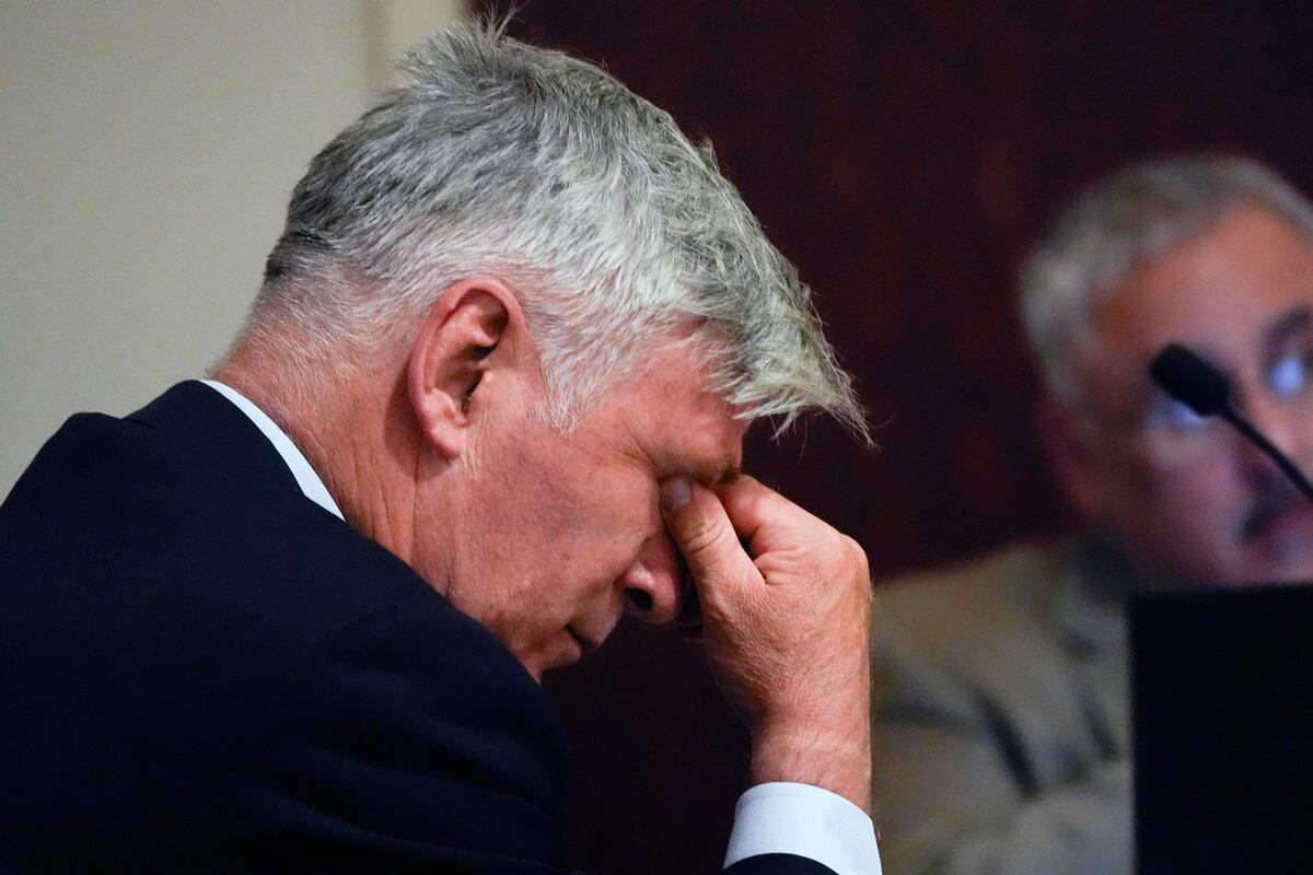 ¡Se salvó! Jueza desestima caso contra Alec Baldwin