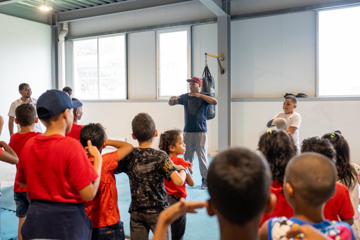 ¡Turismo deportivo para los pela’os de San Miguelito! Exploran la Ciudad Deportiva Irving Saladino