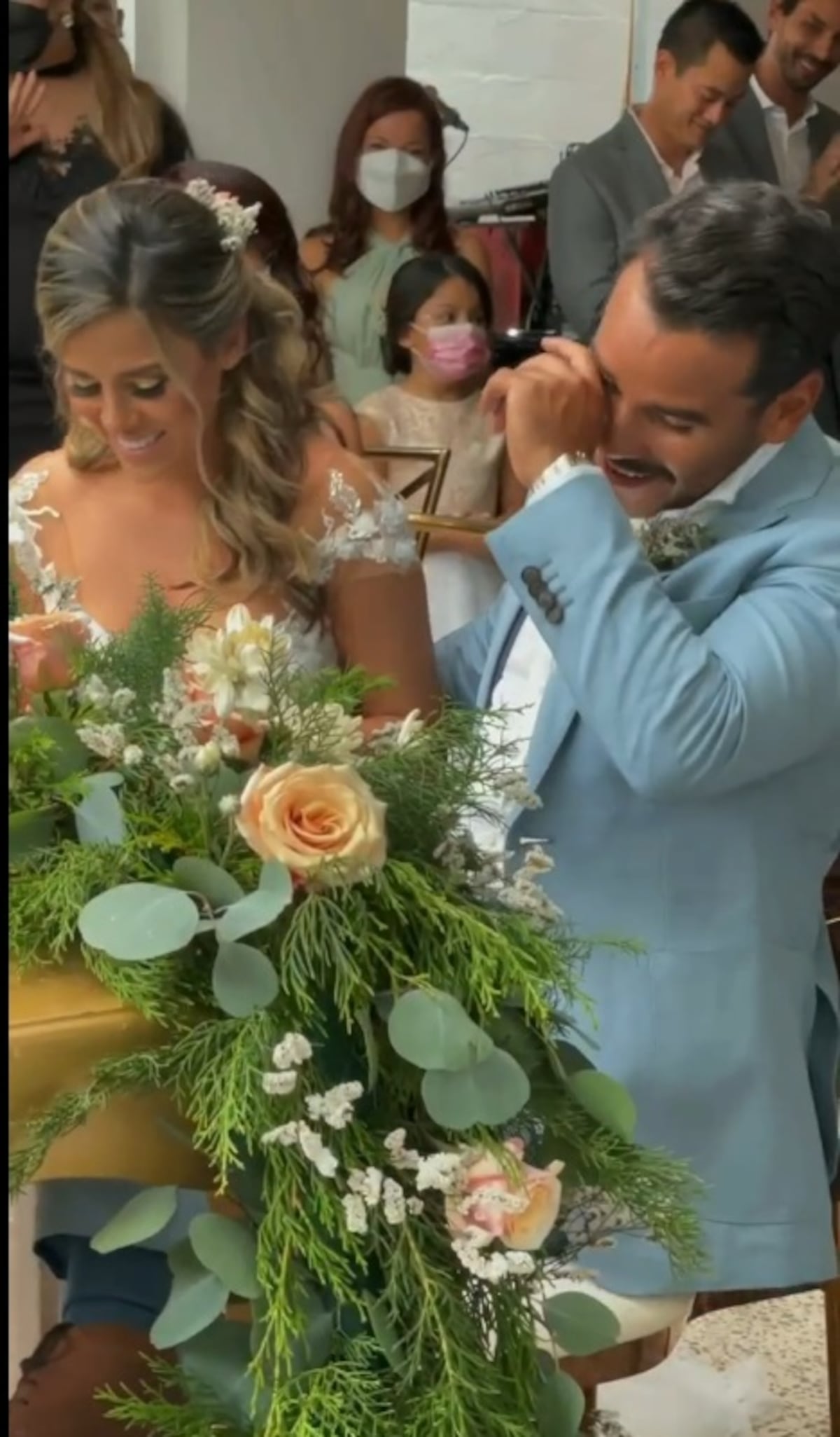 El chef de TV, Alexis Sitton, dio el sí. Se emocionó hasta las lágrimas en su boda. Chequee. Video, fotos