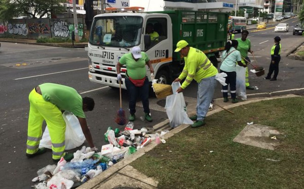 ¡GRAN CANTIDAD DE BASURA! Recogió la AAUD tras celebración por pase al Mundial