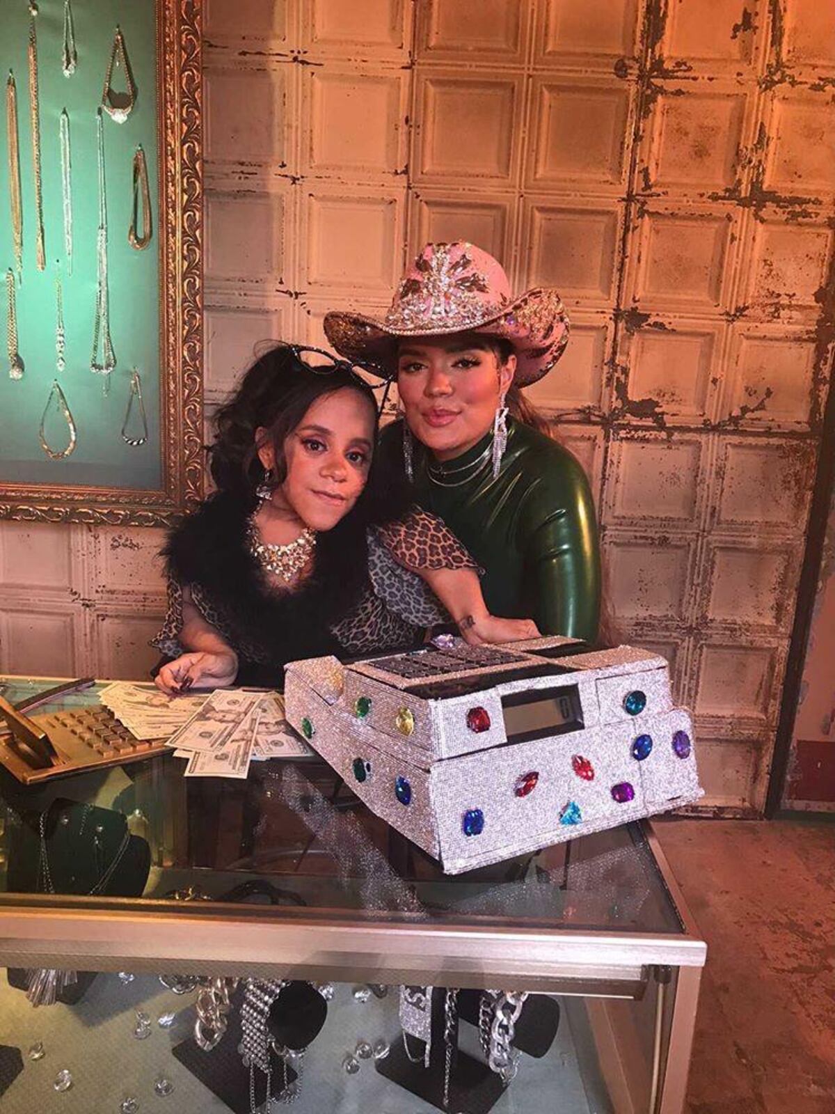 Así fue como la influencer panameña Anita Correa fue invitada por Karol G al nuevo video de ‘Bichota’