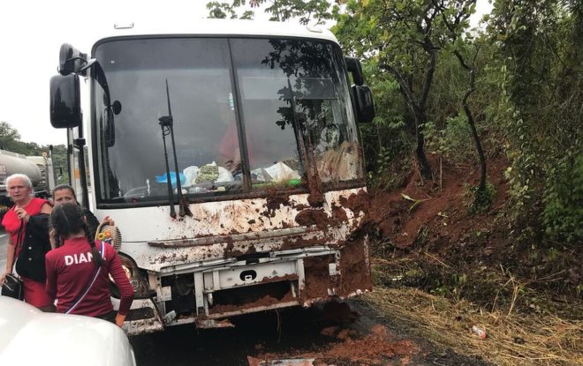 ¡QUÉ SUSTO! Pasaron 60 pasajeros en bus de MEDUCA tras accidente en Las Palmas
