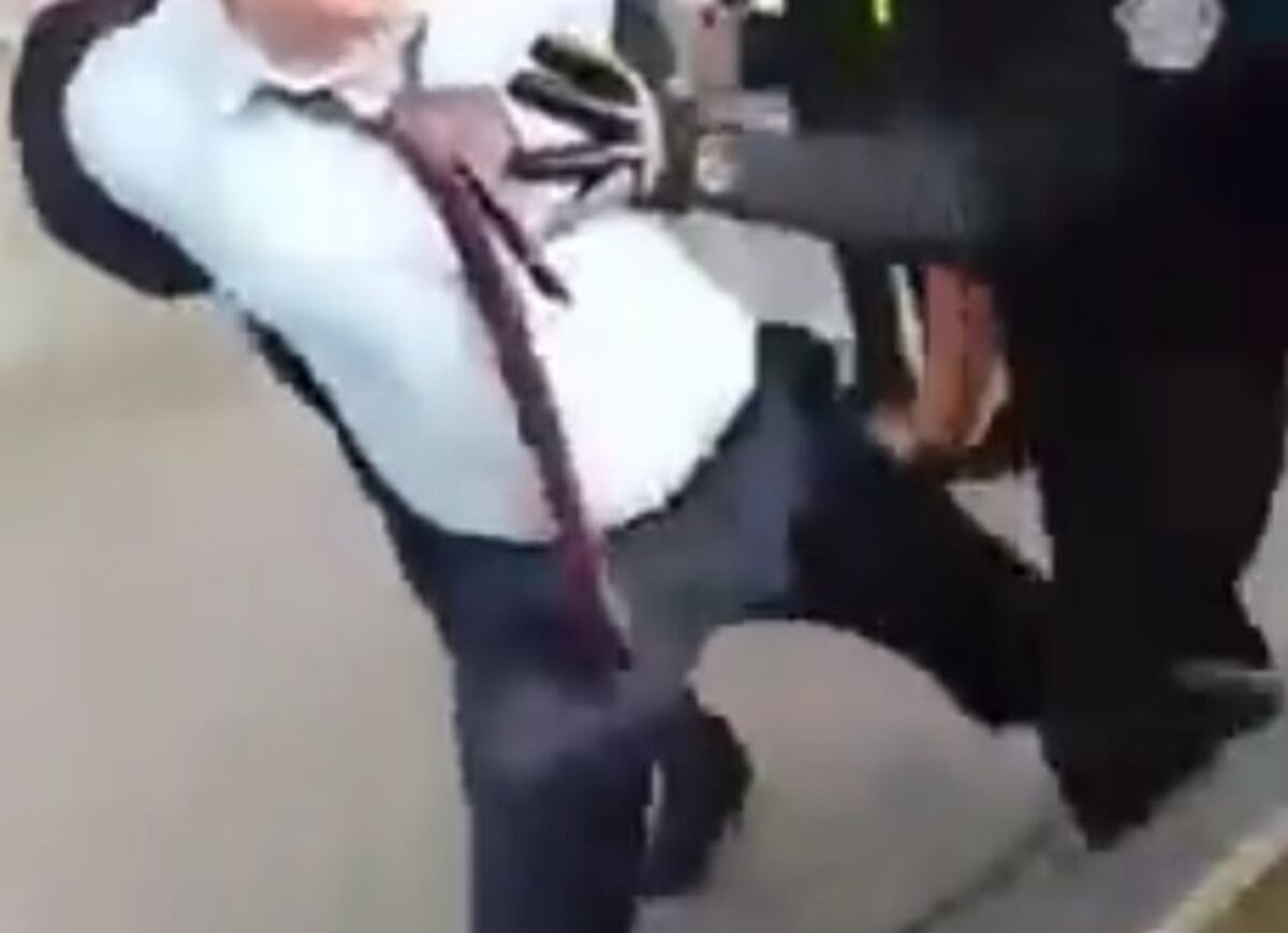 Lo que conductor bajo efectos del alcohol pedía a Policía.Video viral