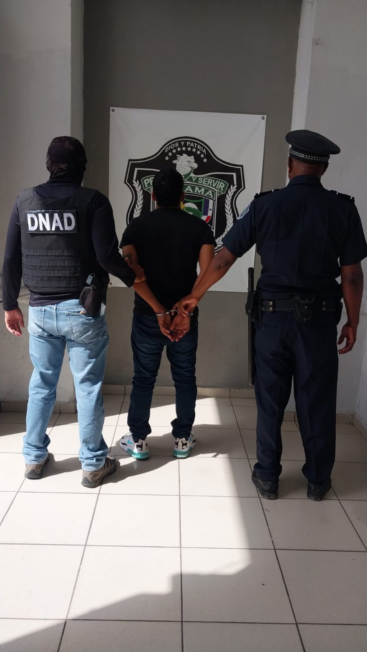 Lo pillan en posesión de sustancia ilícita y dinero en efectivo