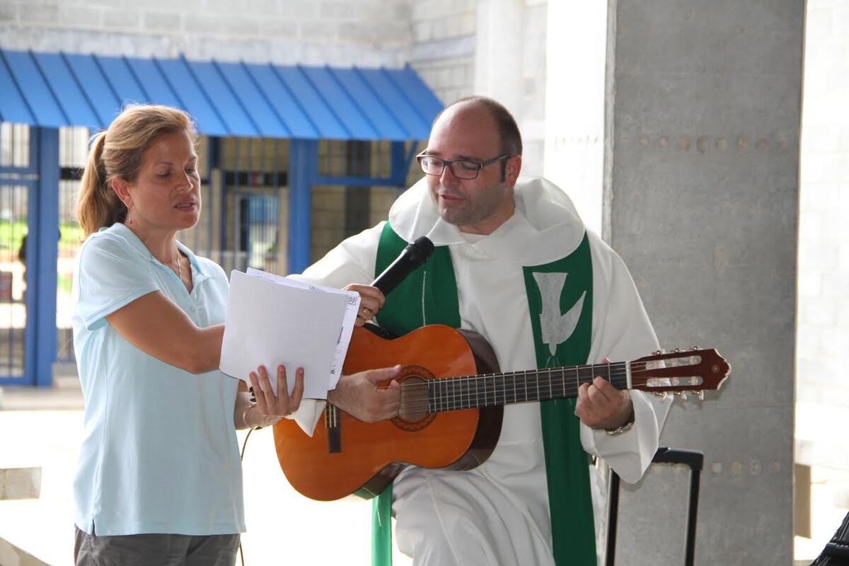 BENDECIDOS. La Cruz Peregrina de la JMJ recorrió la Nueva Joya
